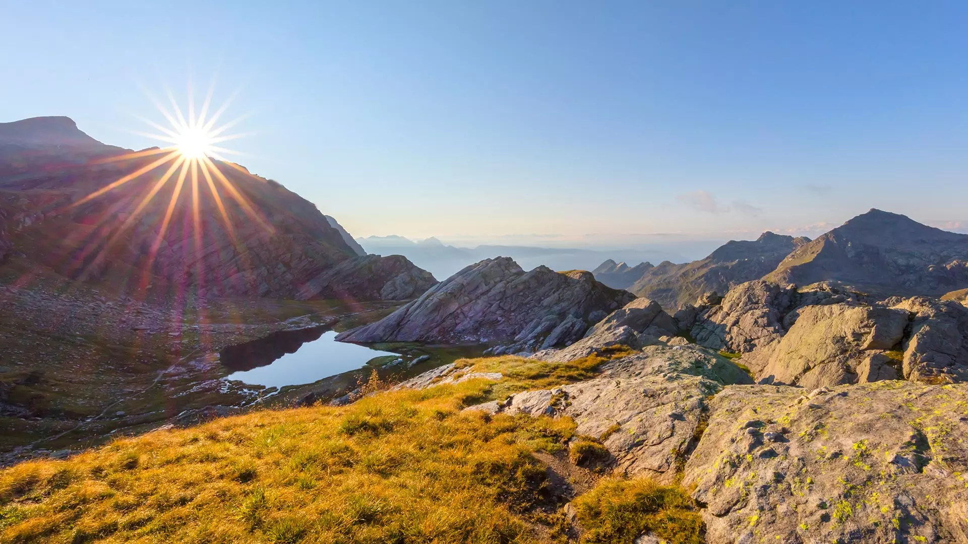 Genießes Sie einen spektakulären Sonnenuntergang in den Bergen während Ihres Urlaubs in Algund